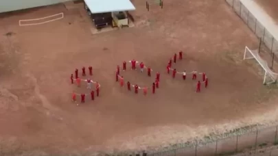 S.O.S yazarak dünyadan yardım istediler