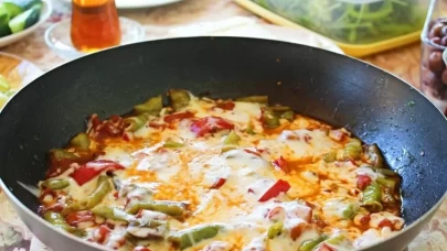 Kıl biberin en güzel hali! Kaşarlı soslu kahvaltılık lezzet