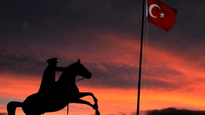 Sarıkamış’ta kızıllığa bürünen gün batımı izleyenleri büyüledi