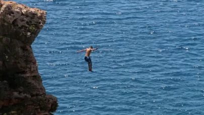 Konyaaltı'nda falezden atlayan genç, sırt üstü suya çakıldı