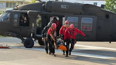 Paraşütle kayalıklara düşen turist askeri helikopterle kurtarıldı