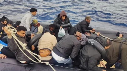 İzmir açıklarında 24 kaçak göçmen kurtarıldı