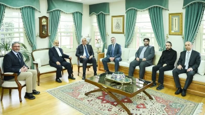 Bakan Ersoy İstanbul Mushafı'nı inceledi