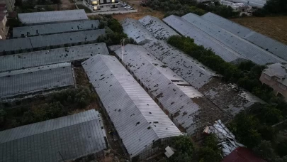 Antalya'da hortum evlere ve seralara zarar verdi