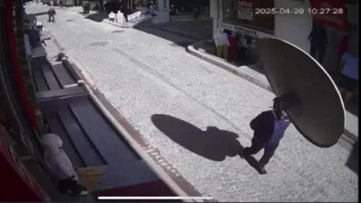 Yürürken üzerine çanak anten düştü