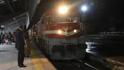 Erzincan'da heyelan tren seferlerini aksattı