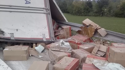 Bolu’da yumurta yüklü tır devrildi: 1 yaralı