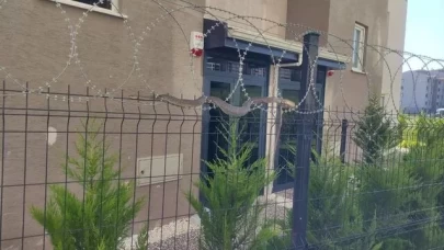 Bursa'da şehrin ortasında 1.5 metrelik yılan korkuttu!