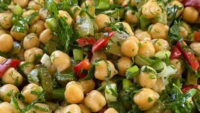 Besleyici, pratik ve çok lezzetli! Nohut salatası tarifiyle sofralarınıza şıklık katın