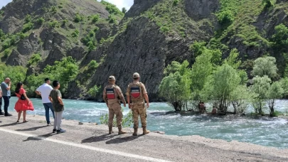 Munzur Nehri’nde mahsur kalan vatandaşı ekipler kurtardı