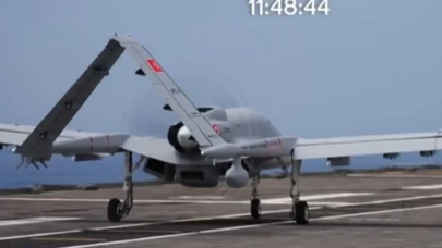 Türkiye’nin caydırıcı gücü katlandı! Bayraktar TB3’ten TCG Anadolu üzerinde gövde gösterisi