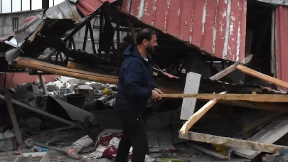 Van'da şiddetli rüzgar evlerin çatılarını uçurdu