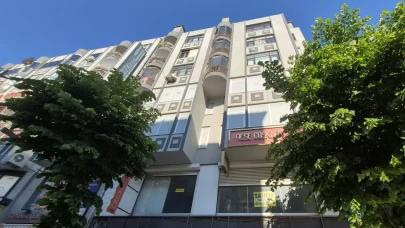 Avcılar'da binadan kopan beton parçaları bir kadının kafasına düştü