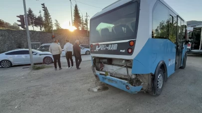 Otomobil ışıklarda duran halk otobüsüne çarptı: 6 yaralı