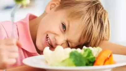 Çocuklarda dengeli beslenme! Hangi yaşta ne yemeli?