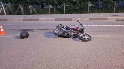 Çanakkale'de motosiklet trafik levhalarına çarptı