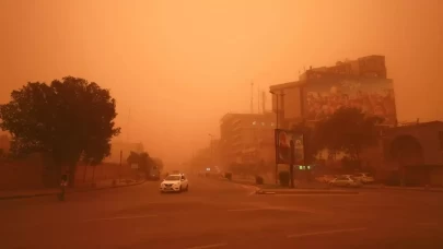 Anbar'daki kum fırtınası halkta nefes darlığına sebep oldu