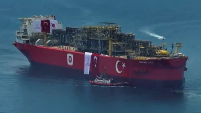 Türkiye’nin ilk yüzer doğalgaz üretim platformu Osman Gazi Karadeniz’e doğru yola çıktı