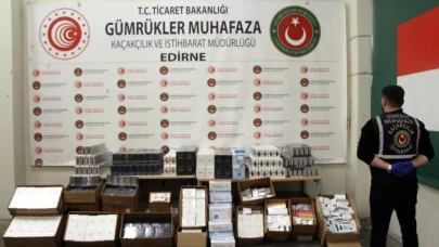 Kapıkule'de kaçakçılık şoku! Meyve yüklü kamyonda binlerce elektronik sigara ve kaçak ilaç ele geçirildi