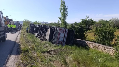 Afyonkarahisar'da angus taşıyan tır devrildi
