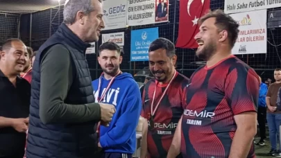 MHP'li Saffet Sancaklı Gediz’de halı saha heyecanına ortak oldu!
