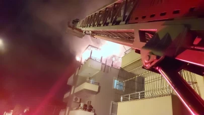 Dört katlı apartmanın en üst katı alev alev yandı!