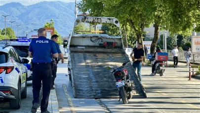 Motosikletin yayalara çarptığı kazada 3 kişi yaralandı