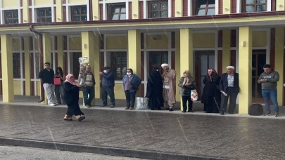 Aniden bastıran yağmur trafiği felç etti