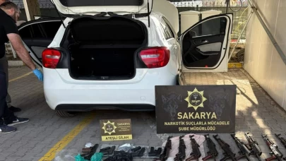 Polis memurunun aracından cephanelik çıktı