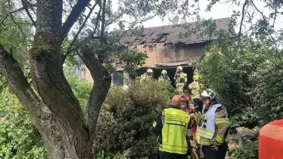 Almanya'da evin üstüne uçak düştü!