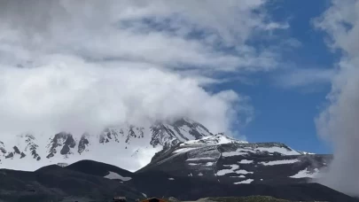 Erciyes Dağı'nın zirvesine kar yağdı