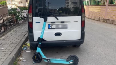 Scooter’daki iki çocuk ticari araçla çarpıştı