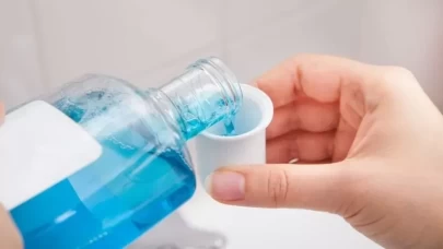 Ağız gargarası kullananlar dikkat! Bu hata çene kemiğinin erimesine neden oluyor...