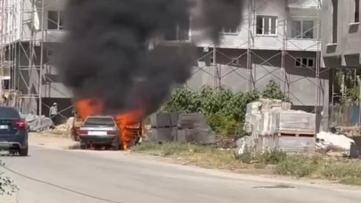 Mardin'de park halindeki otomobil alev topuna döndü