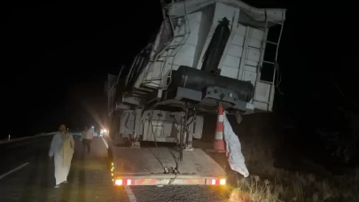 Buğday yüklü tır devrildi, buğdaylar yere saçıldı