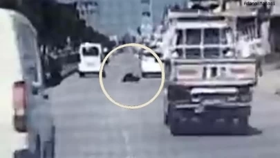Yolun karşısına geçen kadına çarpıp kaçtı