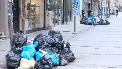 İzmir'de sokaklar çöp yuvasına döndü! Grev krizi büyüyor...
