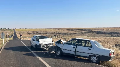 İki otomobil kafa kafaya çarpıştı!