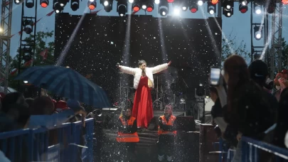 Şarkıcı Aydilge, Samsun'da sağanak altında konser verdi