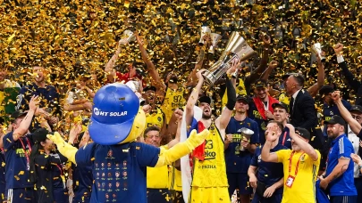EuroLeague’de şampiyonu Fenerbahçe kupasını kaldırdı