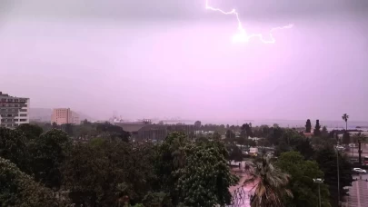 Samsun’da sağanak yağmur ve dolu hayatı olumsuz etkiledi