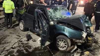 Zonguldak'ta kontrolden çıkan otomobil refüje çarptı