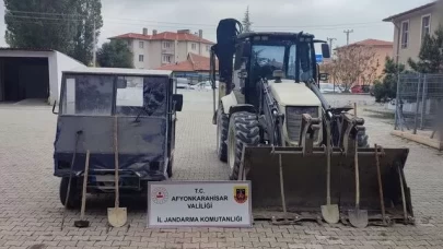 Afyonkarahisar’da kaçak kazı yaparken kepçeyle yakalandılar
