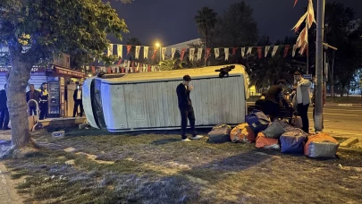 Fatih'te kontrolden çıkan ticari araç yan yattı