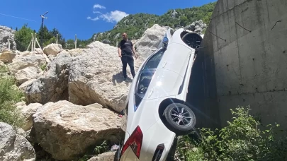 Otomobil dere yatağına düştü!