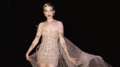 Eşiyle arasındaki yaş farkı çok konuşulmuştu! Melike Şahin sahneden aşkını haykırdı