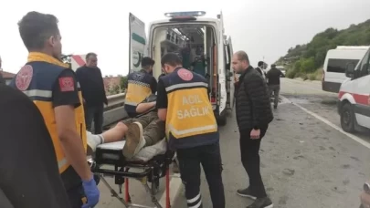 Bursa Gemlik'te otomobil ile servis minibüsü çarpıştı: 12 yaralı