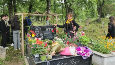 Zaman geçiyor, acı dinmiyor! İki anne, Ata Emre'nin mezarında buluştu, sözleri yürekleri dağladı