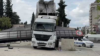 Seyir halindeki tırın damperi açıldı, üst geçit yıkılarak sürüklendi