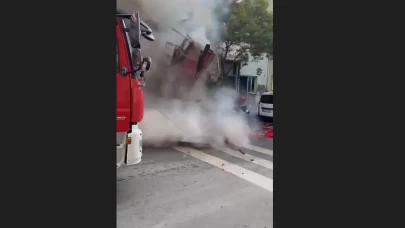 İtfaiye ekiplerinin korku dolu anları! Düşen ahşap duvardan canlarını zor kurtardılar